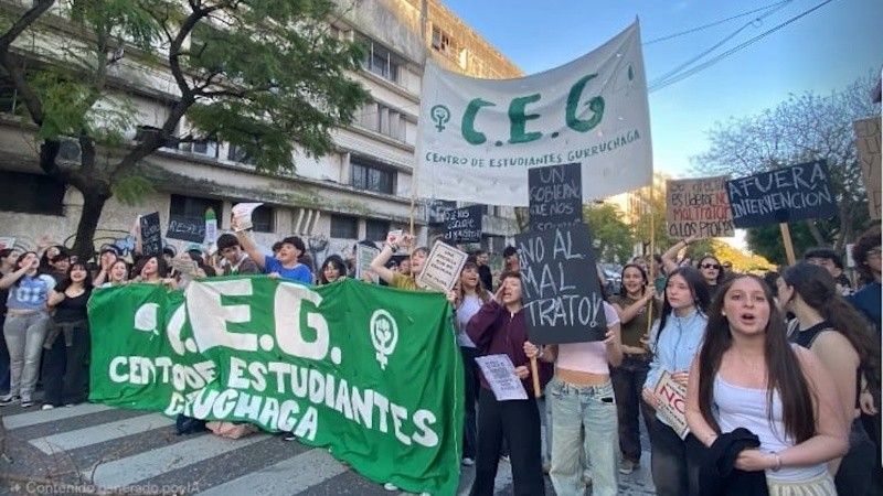 Parte de la comunidad educativa se manifestó este lunes frente a la Gurruchaga. (Centro de Estudiantes)