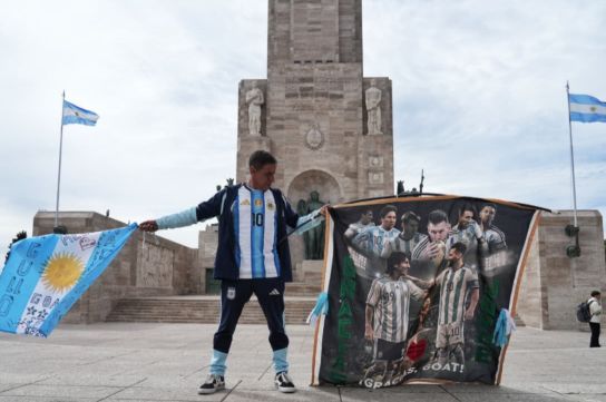 Vecino de la familia, con sus 59 años, agitó banderas en honor a su ídolo.