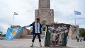 Vecino de la familia, con sus 59 años, agitó banderas en honor a su ídolo.