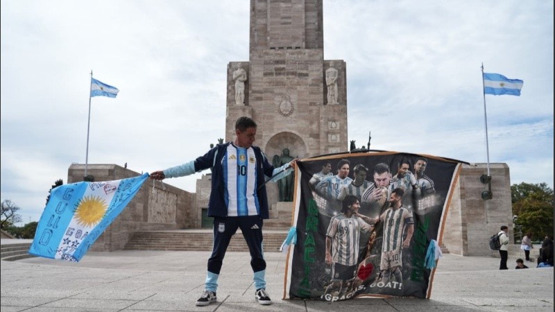 Vecino de la familia, con sus 59 años, agitó banderas en honor a su ídolo.
