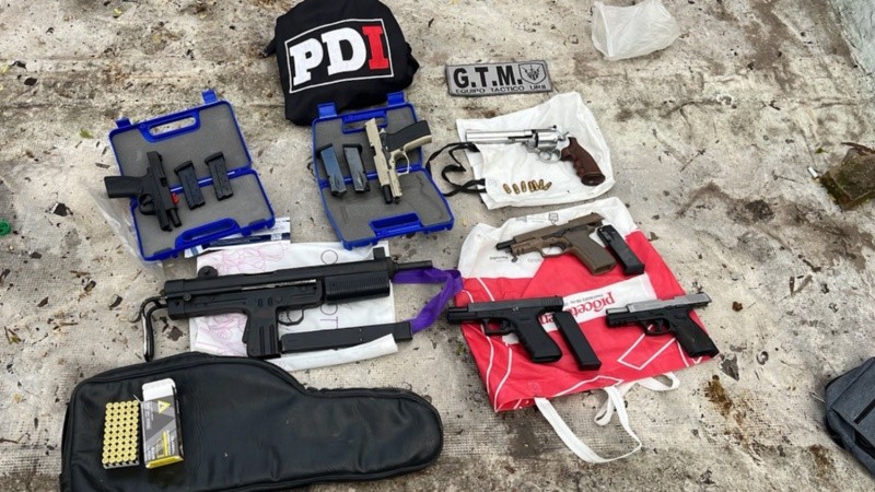 Armas que fueron encontradas en allanamientos para localizar a la mujer que finalmente fue arrestada este lunes.