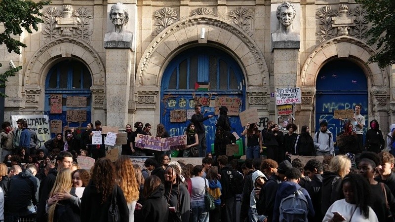 &nbsp;Estudiantes bloquearon cientos de liceos para denunciar la falta de reemplazos para profesores ausentes y horarios sobrecargados.