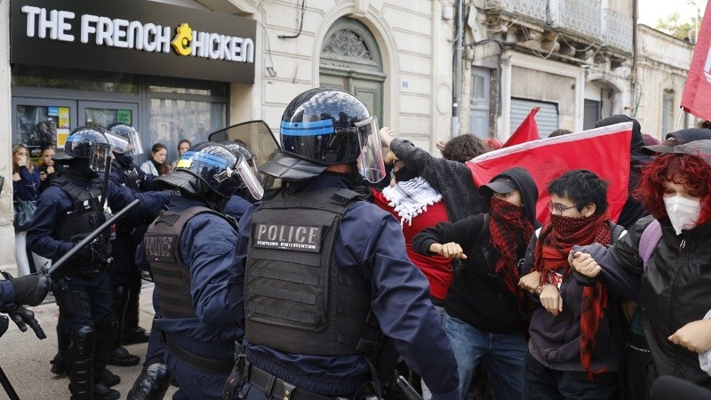 Miles de estudiantes protestan en las calles de Francia en medio de una dura represión policial.
