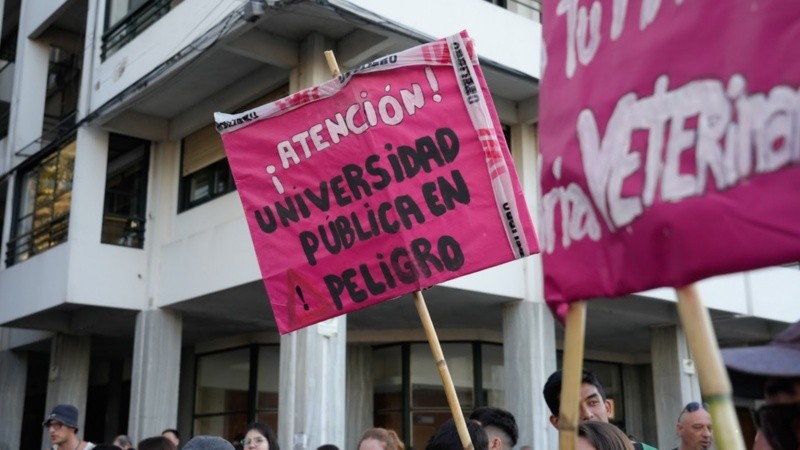 Mientras espera la aplicación de la ley, la comunidad universitaria prepara otra marcha federal. (Archivo/Rosario3)