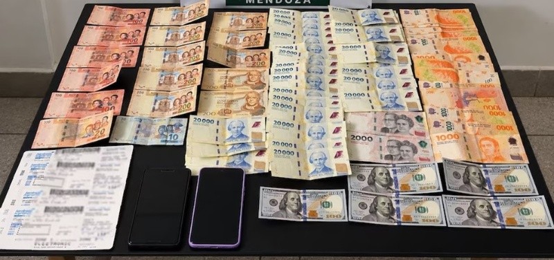 &nbsp;Dinero y teléfonos celulares secuestrados tras la detención de la pareja.