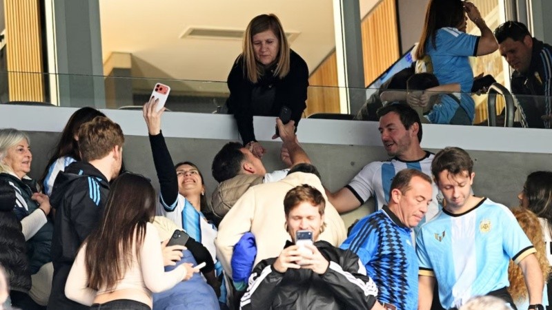 Celia Messi en el palco del estadio Monumental donde la familia vive la despedida de Leo.