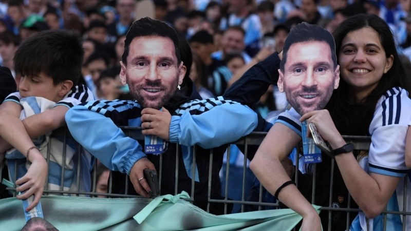 Fanáticos presentes en el Monumental con caretas de Leo Messi.