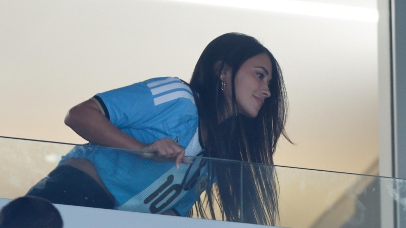 Antonela Roccuzzo en el estadio Monumental. (EFE)