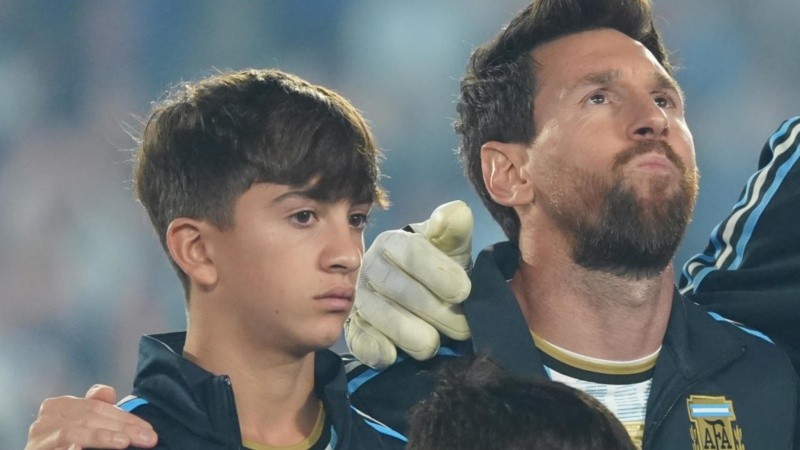 El momento del himno: profunda emoción de Messi y todo el plantel argentino en el Monumental.