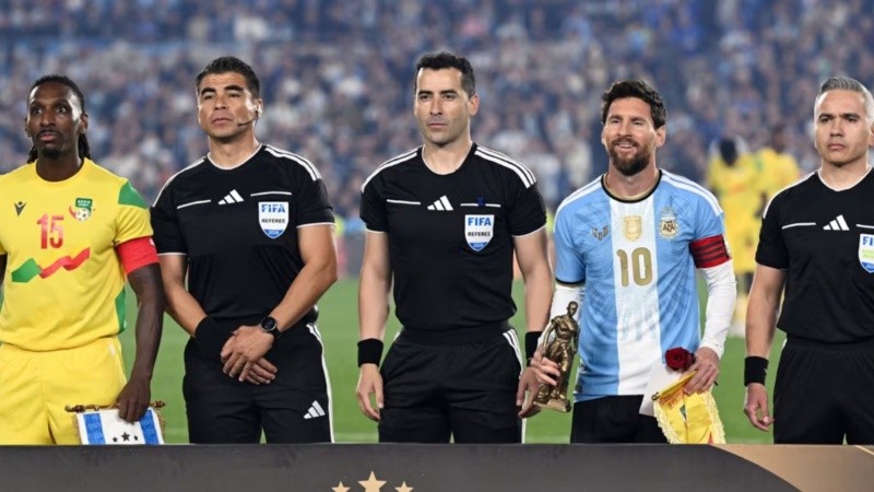 Messi recibió dos obsequios de parte del plantel de Benín.