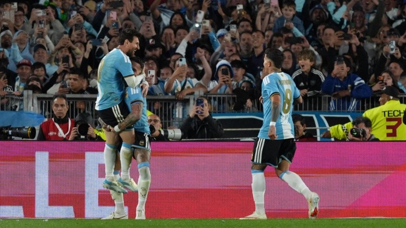 El abrazo de Otamendi y Messi tras el gol del defensor ante Benín: los dos se retiran del seleccionado este martes.