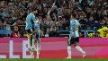 El abrazo de Otamendi y Messi tras el gol del defensor ante Benín: los dos se retiran del seleccionado este martes.