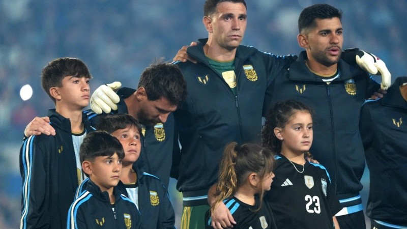 El momento del himno: Messi no lo pudo cantar debido a la emoción.&nbsp;(Foto: EFE)