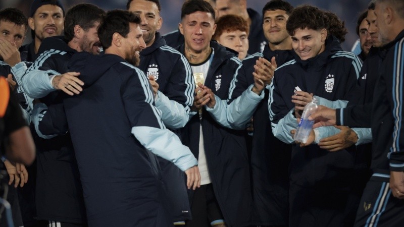 La emoción de Messi y sus compañeros en la noche del Monumental. (Fotobaires)