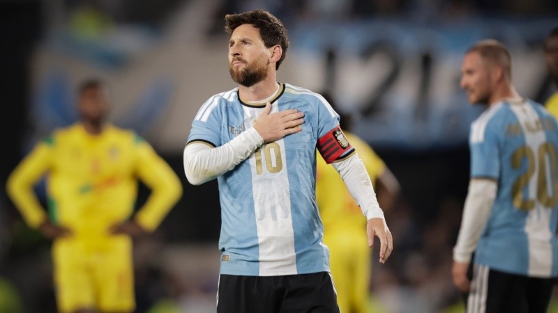 Messi habló con el corazón en la mano ante las 85 mil personas que coparon el Monumental. (Foto: EFE)