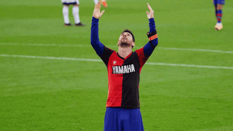 Messi con la camiseta de Newell's tras convertir en Barcelona: el homenaje cuando murió Diego Maradona, en 2020.