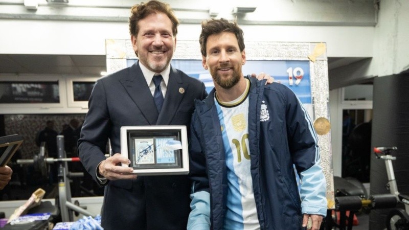 Alejandro Domínguez junto a Messi luego del partido despedida de la selección argentina.