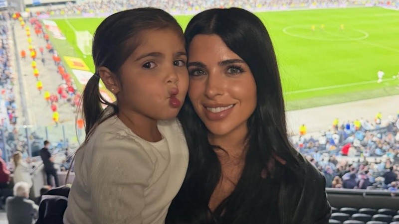 La influencer Valentina Fernández junto a su hija (Instagram).