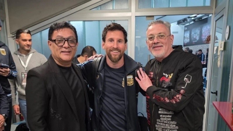 Sergio Torres (izquierdas) y Darío Zanco (derecha) junto a Leo Messi en el vestuario del Monumental, tras el show interrumpido.
