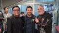 Sergio Torres (izquierdas) y Darío Zanco (derecha) junto a Leo Messi en el vestuario del Monumental, tras el show interrumpido.