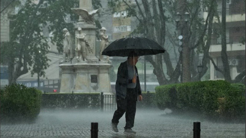 Lluvia torrencial en el centro de Rosario. (Alan Monzón/Rosario3)