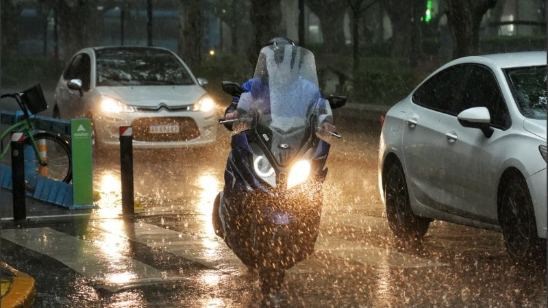 Lluvia torrencial en el centro de Rosario. (Alan Monzón/Rosario3)