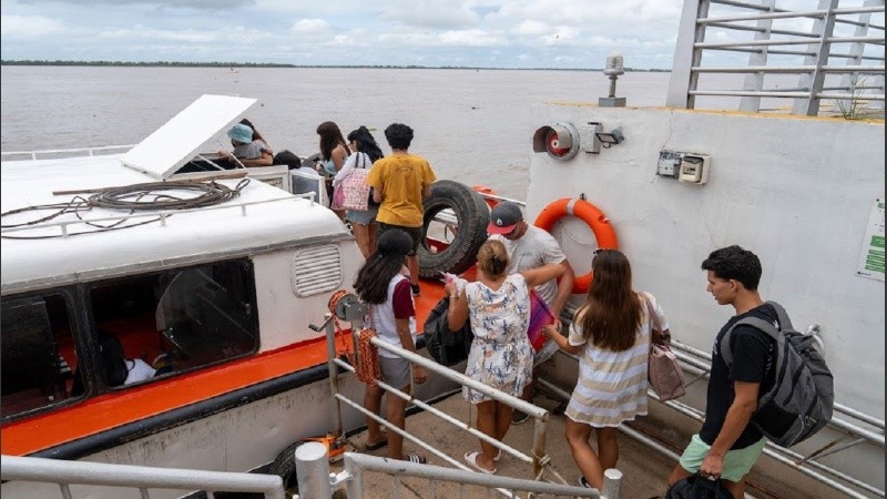 Cruce en lancha fluvial isla