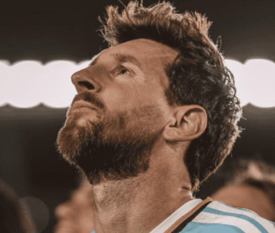 “Soy un agradecido. Los quiero mucho, los voy a extrañar y siempre voy a darles las gracias por haber estado a nuestro lado, a mi lado”.