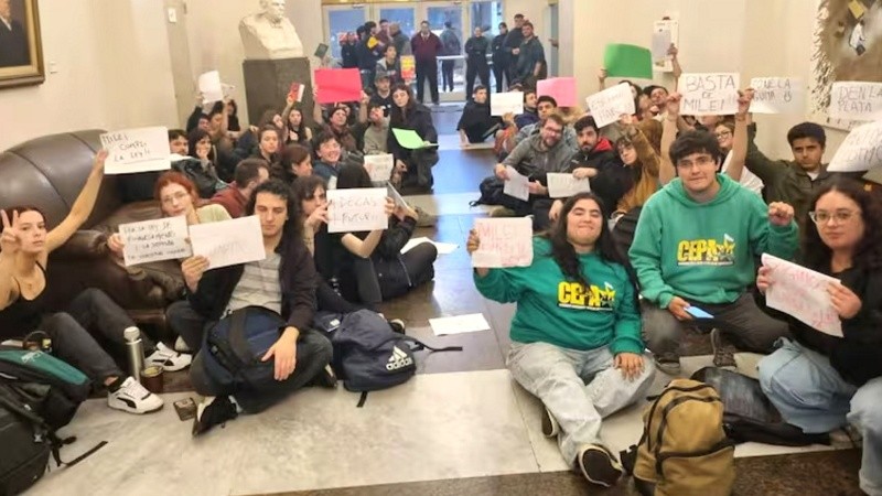 Imágenes de la sentada de los estudiantes de la UBA en el Palacio Pizzurno, donde exigieron una reunión con las autoridades de la Secretaría de Educación.