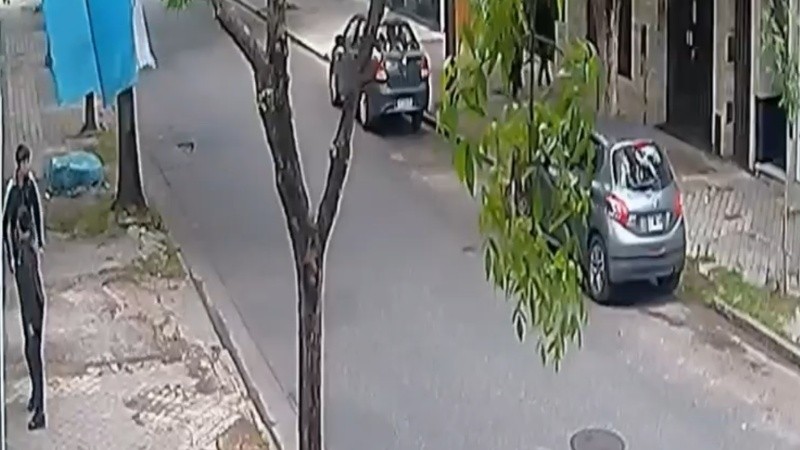 Dos de los delincuentes captados en la puerta de la cochera.