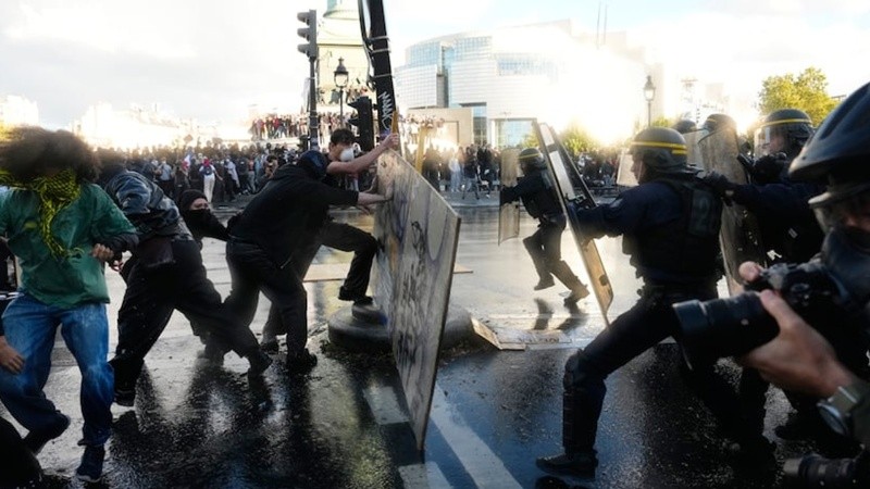 Francia prohibió el uso de granadas aturdidoras en las protestas estudiantiles luego de que un adolescente perdiera una mano.