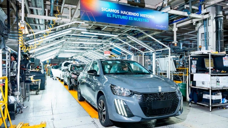 El mercado automotriz es uno de los más golpeados por el modelo de apertura indiscriminada de importaciones impulsado por el Gobierno.