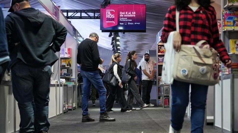 El público empezó a recorrer los distintos pisos en busca de novedades. (Alan Monzón/Rosario3)