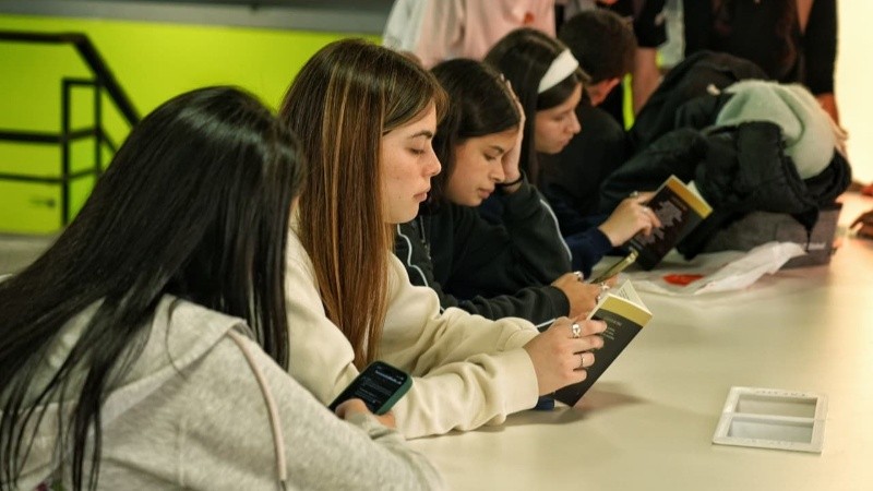 El público empezó a recorrer los distintos pisos en busca de novedades. (Alan Monzón/Rosario3)