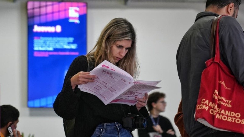 El público empezó a recorrer los distintos pisos en busca de novedades. (Alan Monzón/Rosario3)