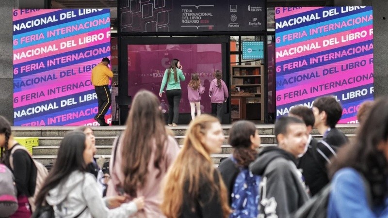 El público empezó a recorrer los distintos pisos en busca de novedades. (Alan Monzón/Rosario3)
