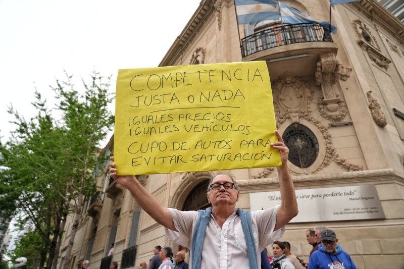 &nbsp;Taxistas, remiseros y cadetes protestaron frente al Concejo  (Alan Monzón/Rosario3).