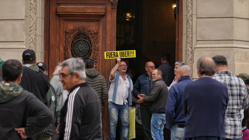 La protesta de cadetes, taxistas y remiseros en el Concejo (Alan Monzón/Rosario3).
