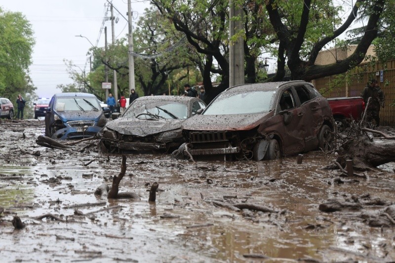&nbsp;Fotografía que muestra vehículos afectados por un aluvión este jueves, en la comuna de Las Condes, en Santiago (Chile). EFE