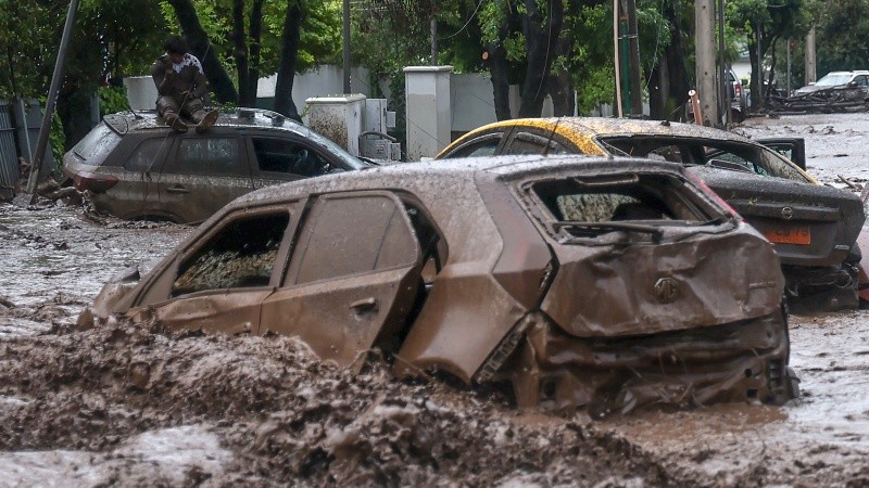 Las autoridades, asimismo, declararon el alerta rojo para otras diez comunas de la Región Metropolitana de Santiago. EFE