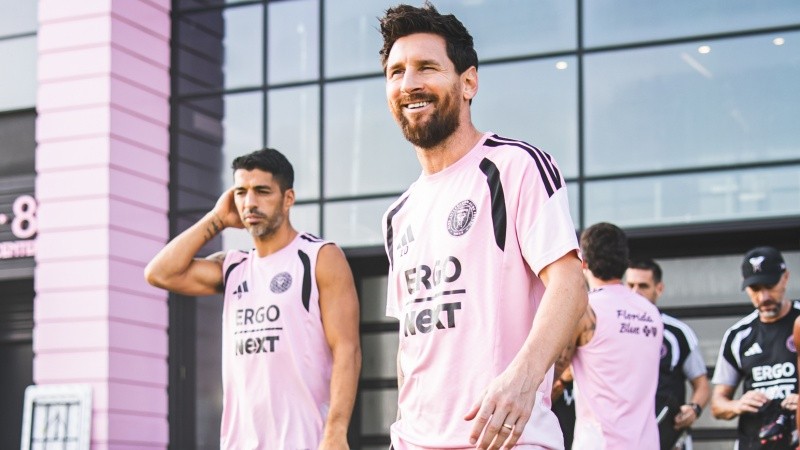 Messi, con una sonrisa en su rostro, junto a sus amigos como el uruguayo Luis Suárez, Rodrigo De Paul y sus compañeros de equipo