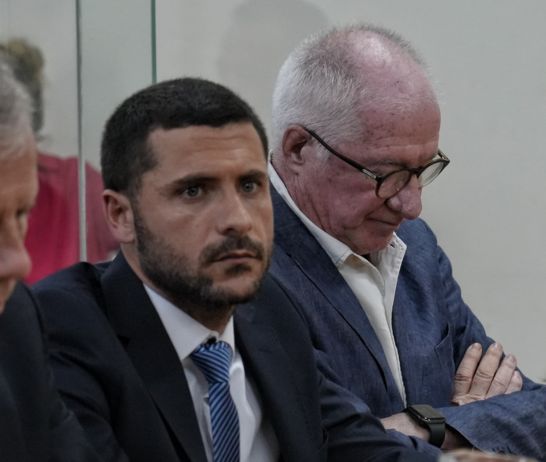 Gustavo Shanahan, con lentes, durante el juicio en su contra, asistido por su abogado Renzo Viga