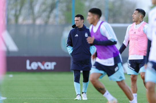 Ya sin Messi, se vienen nuevos desafíos para Scaloni en la selección (AFA)