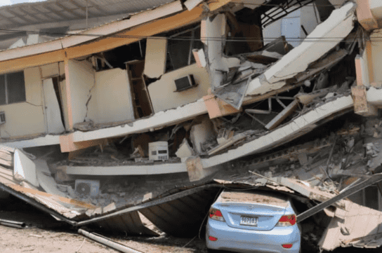 Varias construcciones colapsaron tras el fuerte temblor.