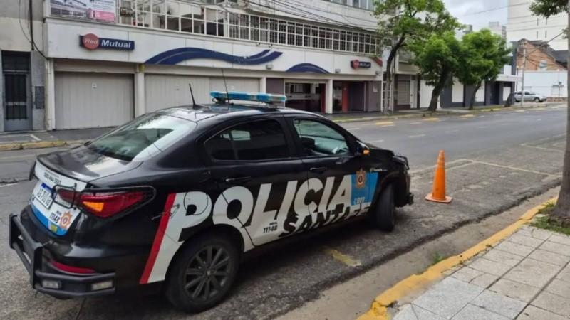 Un patrullero fuera de la mutual, este viernes por la mañana.