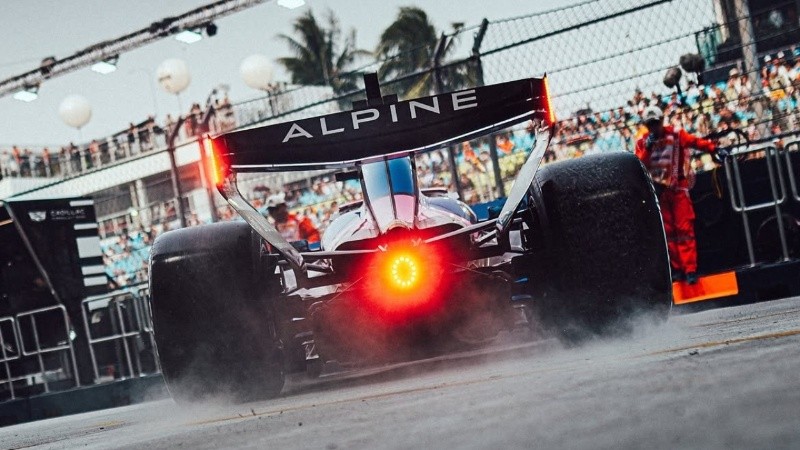 El monoplaza del piloto argentino tuvo un problema técnico que lo dejó fuera de competencia.