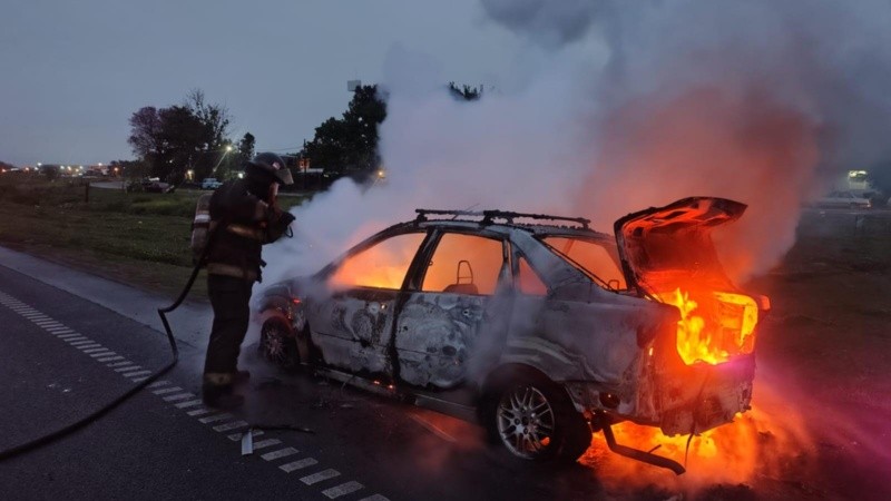 Uno de los autos afectados por las llamas.
