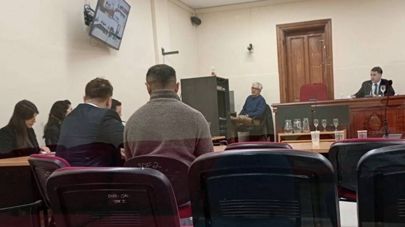 Martínez, de súeter marrón, frente al magistrado en los Tribunales Federales. Foto: Claudio González/MPF.