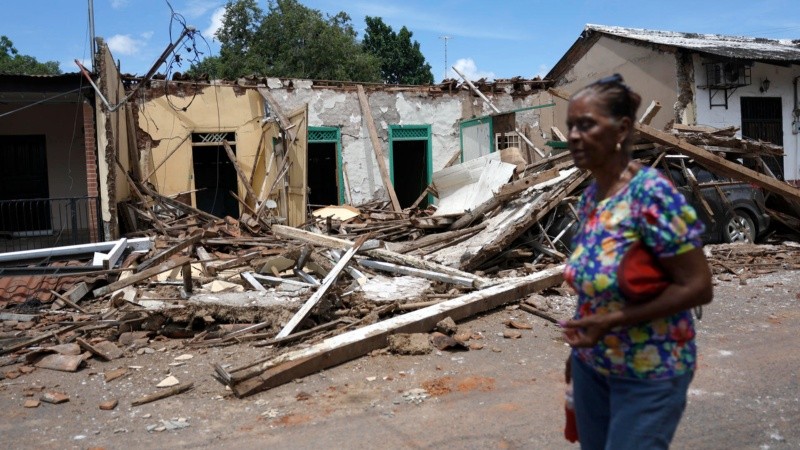 Una mujer camina cerca de escombros de casas dañadas por el terremoto de magnitud 7,7 ocurrido este viernes en La Villa de Los Santos, en Panamá. (Foto: EFE / Bienvenido Velasco