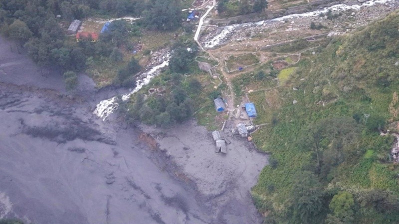 Vista aérea del río Budhi Gandaki crecido por inundaciones repentinas en Nepal (EFE).